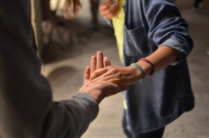 Persona extendiendo la mano a otra como símbolo de cómo ayudar a un adicto